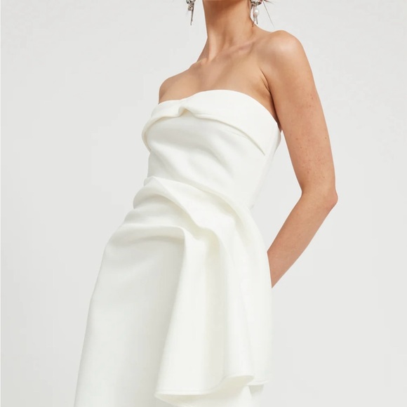 Elegant White Strapless Dress - Picture 4 of 8